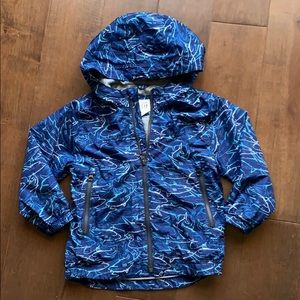 Gap rain coat, size 4T, excellent condition.